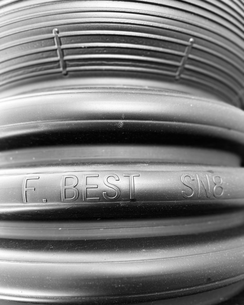 Fabrika e Tubave Plastike Frutibest prej vitit 2006 prodhon tuba plastike HDPE, HDPE-RC, Tuba Korrogato, Tuba PVC, Tuba PPR, Rekoderi etj.